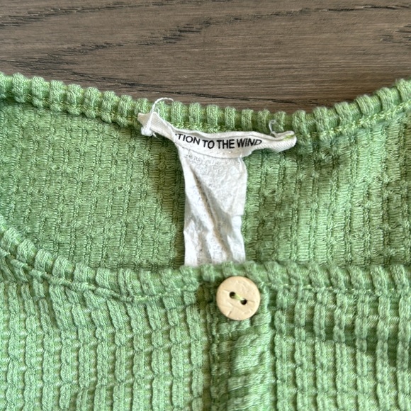 Green Frilly T Shirt - girls size small - Picture 2 of 3